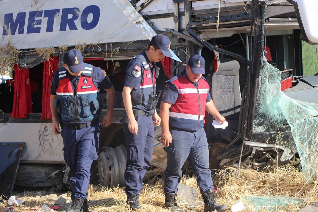 Çift katlı otobüs kaza yaptı: 46 yaralı var 1